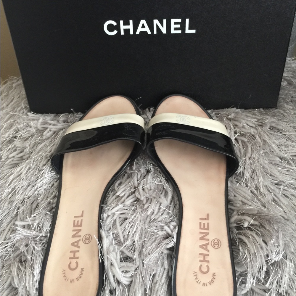 CHANEL CC LOGO FLAT SANDALS SLIDES